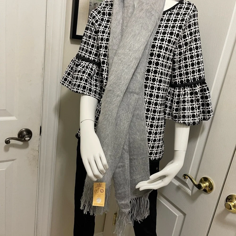 Alpaca Camargo beautiful gray woolly scarf new with tag